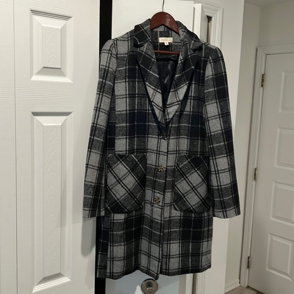Super soft women’s black and gray coat from Promesa.  NWOT Sz. M. Make offer! - Picture 1 of 3